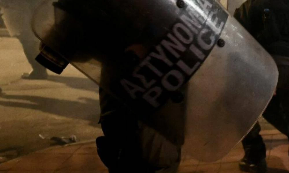Επεισόδια μεταξύ ομάδας ατόμων και αστυνομικών έξω από κλειστό του Ρέντη